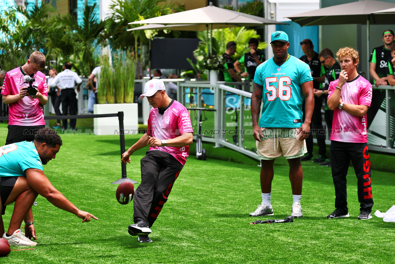 GP MIAMI, Isack Hadjar (FRA) Racing Bulls plays American football with the Miami Dolphons NFL team.

01.05.2025. Formula 1 World Championship, Rd 6, Miami Grand Prix, Miami, Florida, USA, Preparation Day.

- www.xpbimages.com, EMail: requests@xpbimages.com © Copyright: Batchelor / XPB Images
