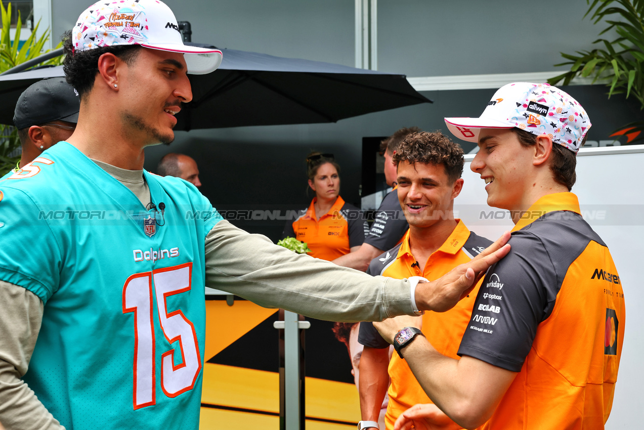 GP MIAMI, (L to R): Jaelan Phillips (USA) Miami Dolpins NFL American Football Player with Lando Norris (GBR) McLaren e Oscar Piastri (AUS) McLaren. 

01.05.2025. Formula 1 World Championship, Rd 6, Miami Grand Prix, Miami, Florida, USA, Preparation Day.

- www.xpbimages.com, EMail: requests@xpbimages.com © Copyright: Batchelor / XPB Images