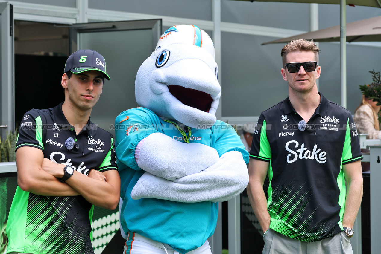 GP MIAMI, (L to R): Gabriel Bortoleto (BRA) Sauber with T.D. (USA) Miami Dolphins Mascot e Nico Hulkenberg (GER) Sauber.

01.05.2025. Formula 1 World Championship, Rd 6, Miami Grand Prix, Miami, Florida, USA, Preparation Day.

- www.xpbimages.com, EMail: requests@xpbimages.com © Copyright: Bearne / XPB Images