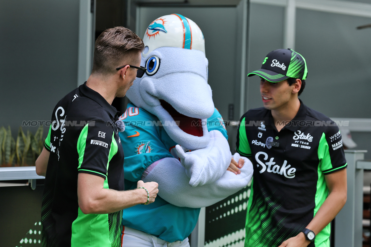 GP MIAMI, (L to R): Nico Hulkenberg (GER) Sauber with T.D. (USA) Miami Dolphins Mascot e Gabriel Bortoleto (BRA) Sauber.

01.05.2025. Formula 1 World Championship, Rd 6, Miami Grand Prix, Miami, Florida, USA, Preparation Day.

- www.xpbimages.com, EMail: requests@xpbimages.com © Copyright: Moy / XPB Images