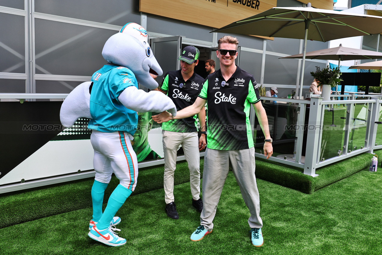 GP MIAMI, (L to R): T.D. (USA) Miami Dolphins Mascot with Gabriel Bortoleto (BRA) Sauber e Nico Hulkenberg (GER) Sauber.

01.05.2025. Formula 1 World Championship, Rd 6, Miami Grand Prix, Miami, Florida, USA, Preparation Day.

- www.xpbimages.com, EMail: requests@xpbimages.com © Copyright: Moy / XPB Images