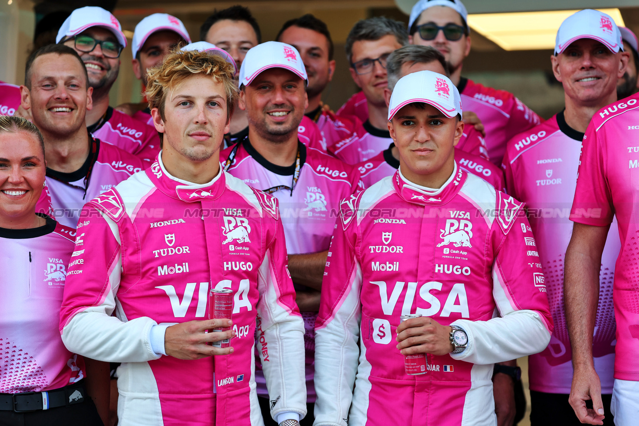 GP MIAMI, (L to R): Liam Lawson (NZL) Racing Bulls e Isack Hadjar (FRA) Racing Bulls at a team photograph.

01.05.2025. Formula 1 World Championship, Rd 6, Miami Grand Prix, Miami, Florida, USA, Preparation Day.

- www.xpbimages.com, EMail: requests@xpbimages.com © Copyright: Batchelor / XPB Images