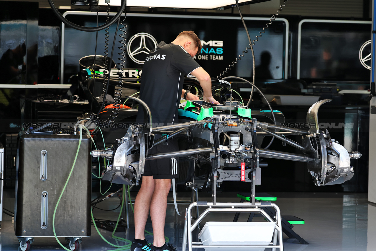 GP MIAMI, Mercedes AMG F1 W16 being built in the pit garage.

01.05.2025. Formula 1 World Championship, Rd 6, Miami Grand Prix, Miami, Florida, USA, Preparation Day.

- www.xpbimages.com, EMail: requests@xpbimages.com © Copyright: Moy / XPB Images