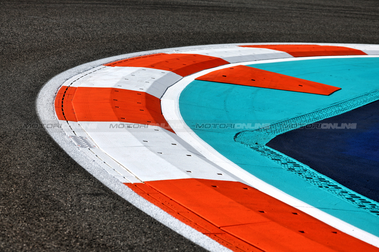 GP MIAMI, Circuit Atmosfera - kerb detail.

01.05.2025. Formula 1 World Championship, Rd 6, Miami Grand Prix, Miami, Florida, USA, Preparation Day.

- www.xpbimages.com, EMail: requests@xpbimages.com © Copyright: Moy / XPB Images