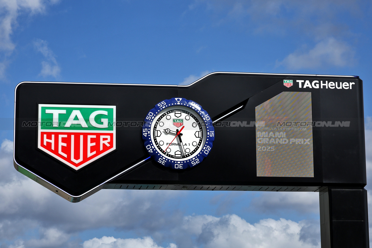 GP MIAMI, Circuit Atmosfera - Tag Heuer clock in the pits.

01.05.2025. Formula 1 World Championship, Rd 6, Miami Grand Prix, Miami, Florida, USA, Preparation Day.

- www.xpbimages.com, EMail: requests@xpbimages.com © Copyright: Moy / XPB Images
