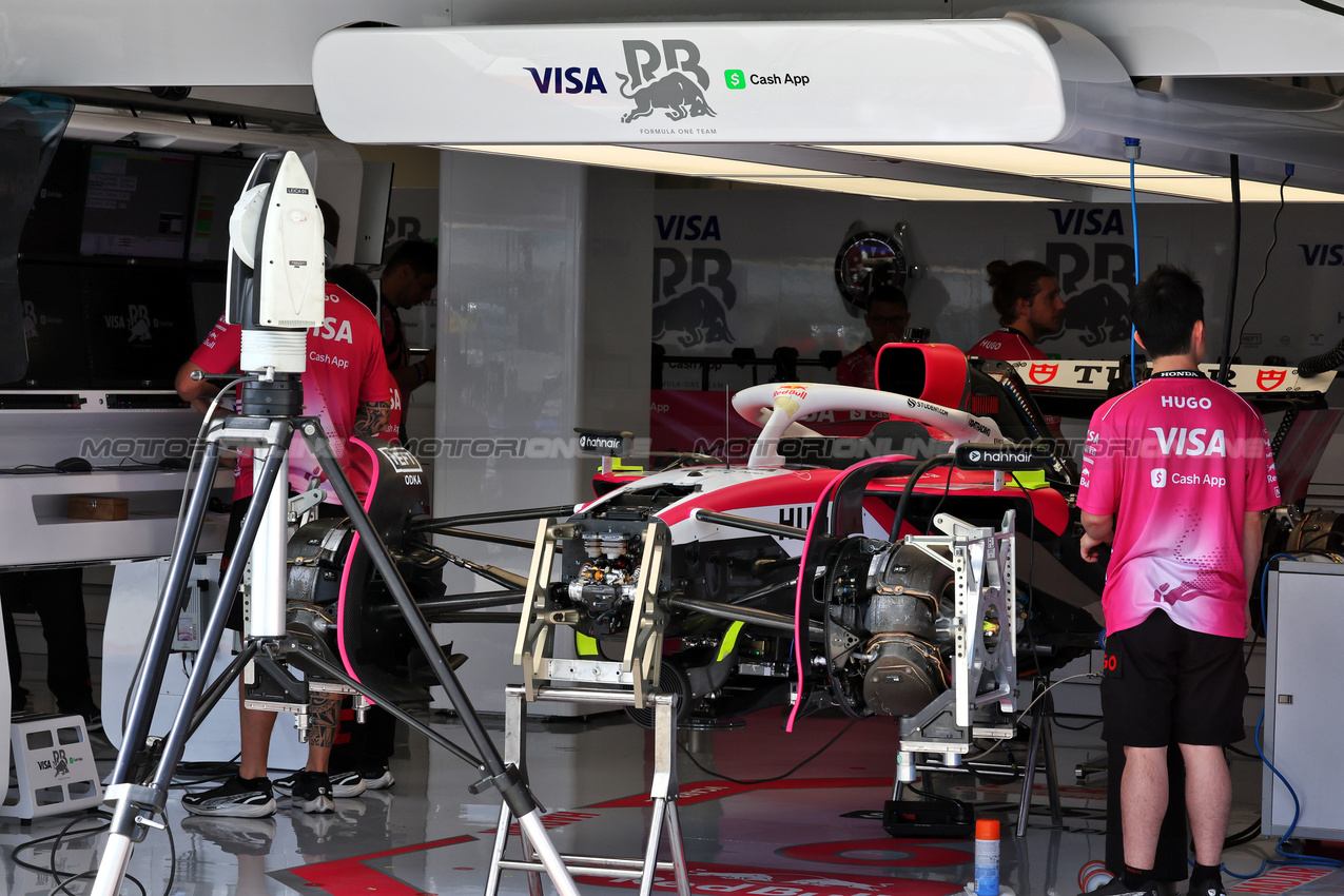 GP MIAMI, Racing Bulls VCARB 02 being built in the pit garage.

01.05.2025. Formula 1 World Championship, Rd 6, Miami Grand Prix, Miami, Florida, USA, Preparation Day.

- www.xpbimages.com, EMail: requests@xpbimages.com © Copyright: Moy / XPB Images