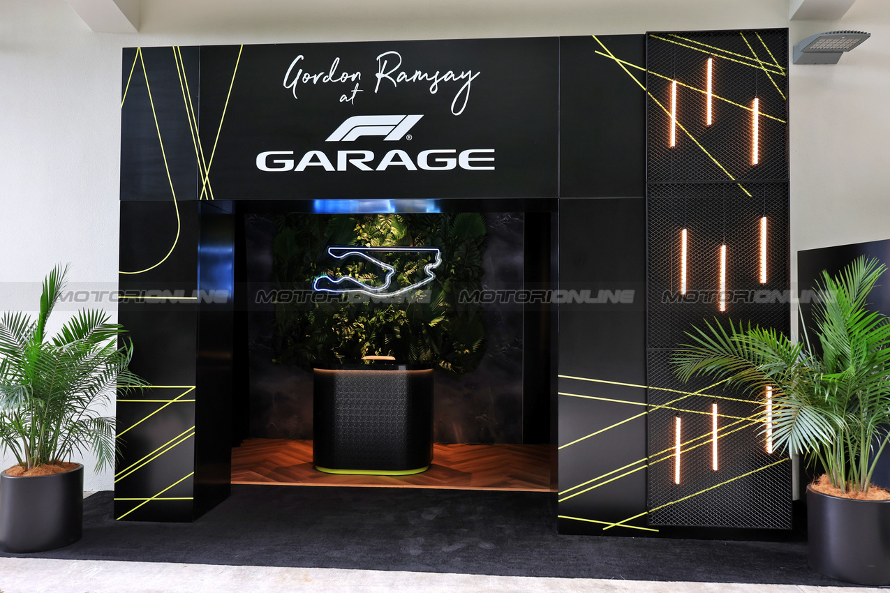 GP MIAMI, Circuit Atmosfera - Gordon Ramsay at F1 Garage.

01.05.2025. Formula 1 World Championship, Rd 6, Miami Grand Prix, Miami, Florida, USA, Preparation Day.

- www.xpbimages.com, EMail: requests@xpbimages.com © Copyright: Moy / XPB Images