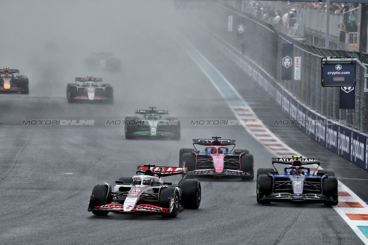 GP MIAMI, Esteban Ocon (FRA) Haas VF-25 e Carlos Sainz (ESP) Atlassian Williams Racing FW46.

03.05.2025. Formula 1 World Championship, Rd 6, Miami Grand Prix, Miami, Florida, USA, Sprint e Qualifiche Day.

- www.xpbimages.com, EMail: requests@xpbimages.com © Copyright: Moy / XPB Images