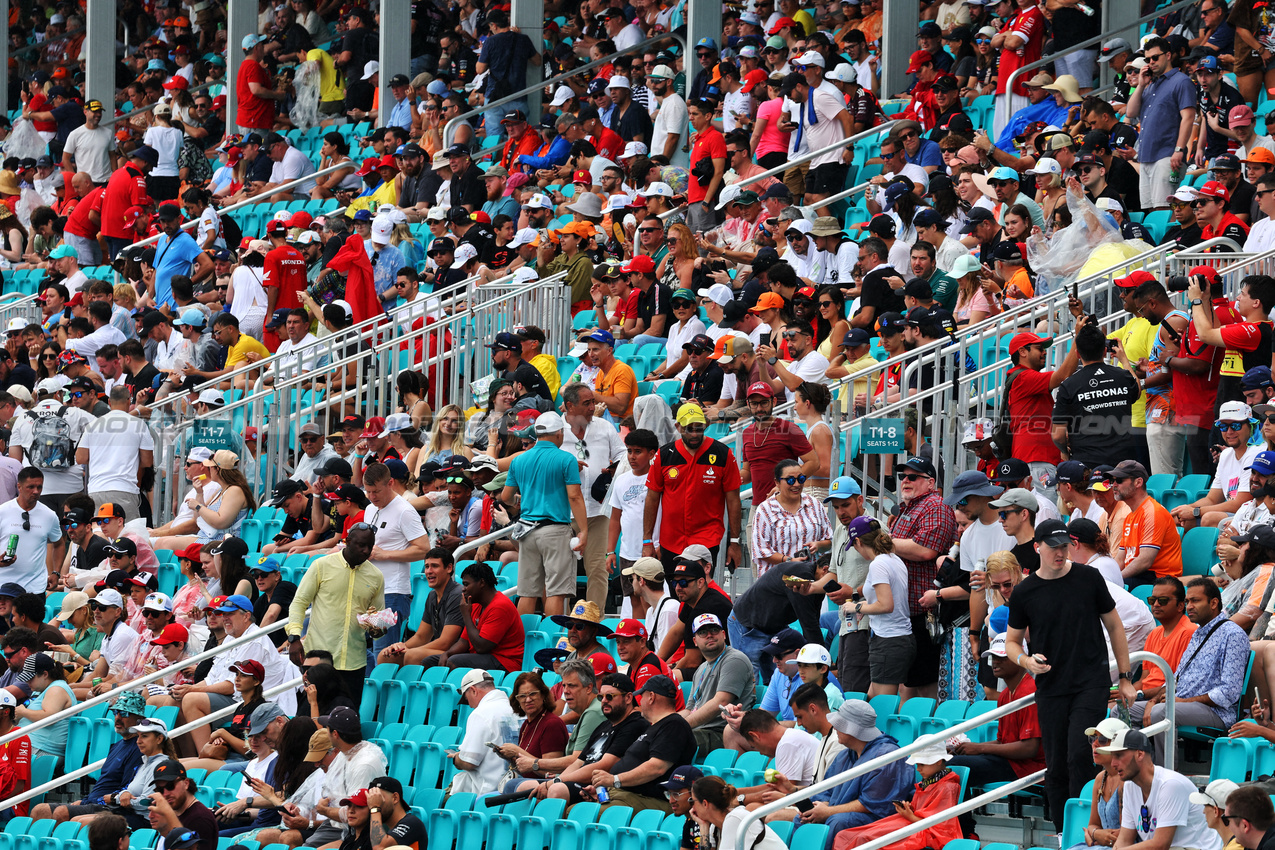 GP MIAMI, Circuit Atmosfera - fans in the grandstand.

03.05.2025. Formula 1 World Championship, Rd 6, Miami Grand Prix, Miami, Florida, USA, Sprint e Qualifiche Day.

- www.xpbimages.com, EMail: requests@xpbimages.com © Copyright: Moy / XPB Images