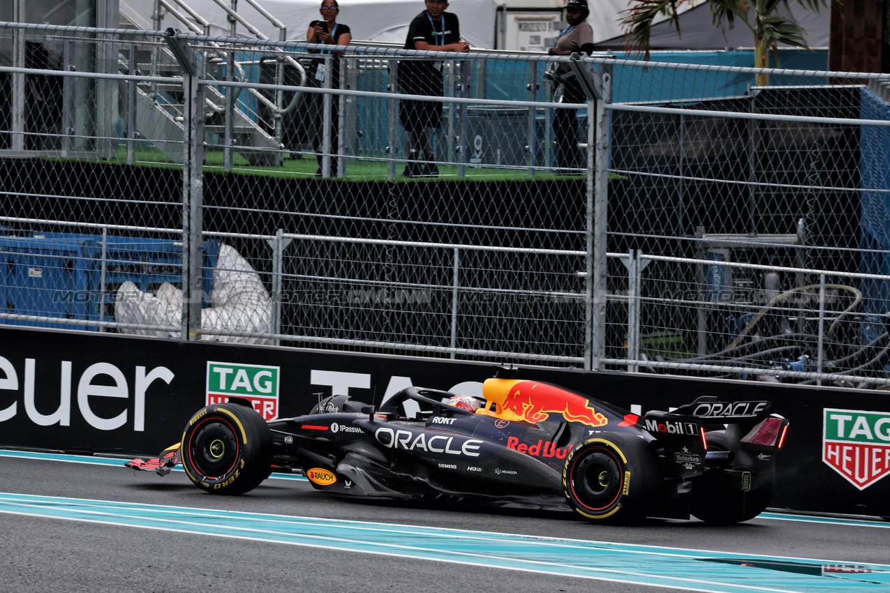GP MIAMI, Max Verstappen (NLD) Red Bull Racing RB21 with a damaged front wing leaves the pits.

03.05.2025. Formula 1 World Championship, Rd 6, Miami Grand Prix, Miami, Florida, USA, Sprint e Qualifiche Day.

- www.xpbimages.com, EMail: requests@xpbimages.com © Copyright: Moy / XPB Images