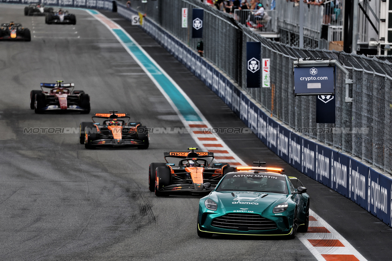 GP MIAMI, Lando Norris (GBR) McLaren MCL39 davanti a behind the Aston Martin FIA Safety Car.

03.05.2025. Formula 1 World Championship, Rd 6, Miami Grand Prix, Miami, Florida, USA, Sprint e Qualifiche Day.

- www.xpbimages.com, EMail: requests@xpbimages.com © Copyright: Moy / XPB Images