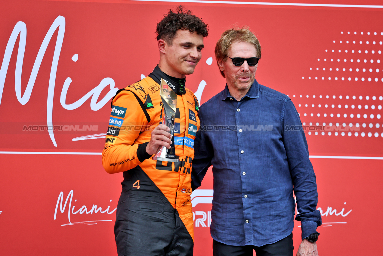 GP MIAMI, (L to R): Gara winner Lando Norris (GBR) McLaren celebrates in Sprint parc ferme with Jerry Bruckheimer (USA) Film Producer.

03.05.2025. Formula 1 World Championship, Rd 6, Miami Grand Prix, Miami, Florida, USA, Sprint e Qualifiche Day.

- www.xpbimages.com, EMail: requests@xpbimages.com © Copyright: Moy / XPB Images