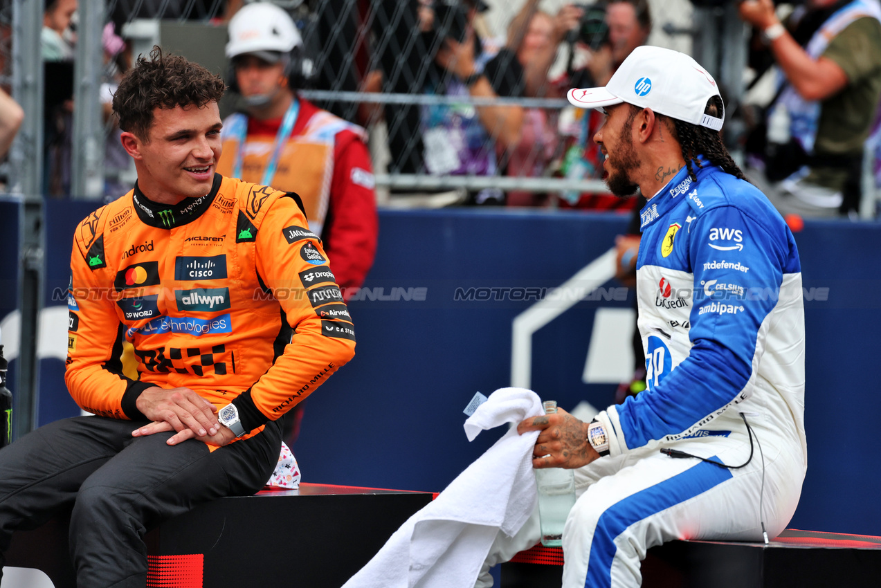 GP MIAMI, (L to R): Sprint winner Lando Norris (GBR) McLaren in parc ferme with third placed Lewis Hamilton (GBR) Ferrari.

03.05.2025. Formula 1 World Championship, Rd 6, Miami Grand Prix, Miami, Florida, USA, Sprint e Qualifiche Day.

- www.xpbimages.com, EMail: requests@xpbimages.com © Copyright: Moy / XPB Images