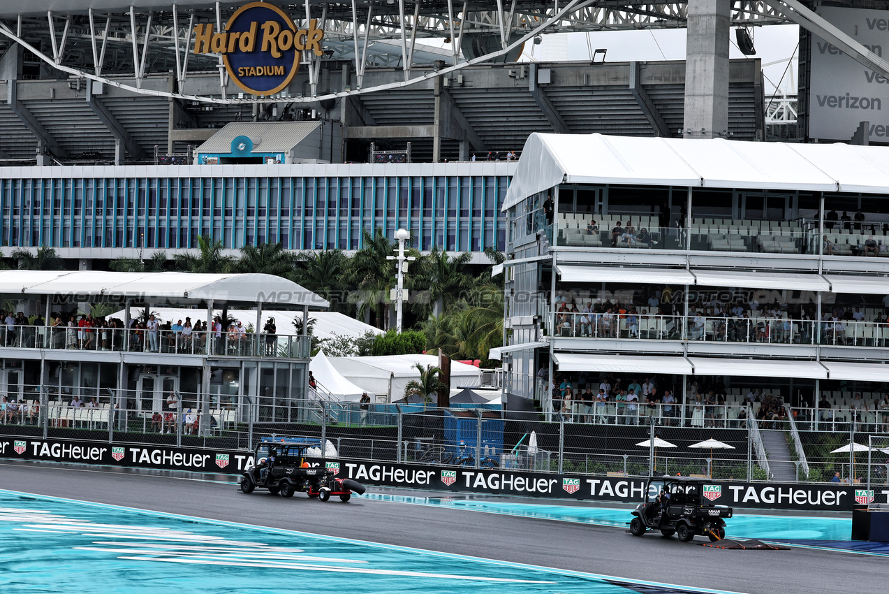 GP MIAMI, Circuit driers are used to try to dry the circuit during a red flag in Sprint.

03.05.2025. Formula 1 World Championship, Rd 6, Miami Grand Prix, Miami, Florida, USA, Sprint e Qualifiche Day.

- www.xpbimages.com, EMail: requests@xpbimages.com © Copyright: Moy / XPB Images