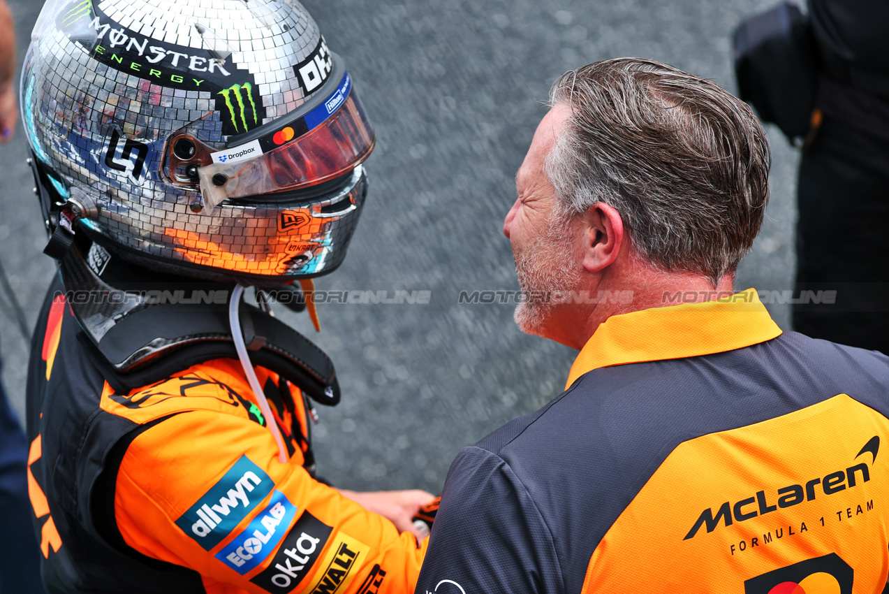 GP MIAMI, Gara winner Lando Norris (GBR) McLaren celebrates in Sprint parc ferme with Zak Brown (USA) McLaren Executive Director.

03.05.2025. Formula 1 World Championship, Rd 6, Miami Grand Prix, Miami, Florida, USA, Sprint e Qualifiche Day.

- www.xpbimages.com, EMail: requests@xpbimages.com © Copyright: Batchelor / XPB Images
