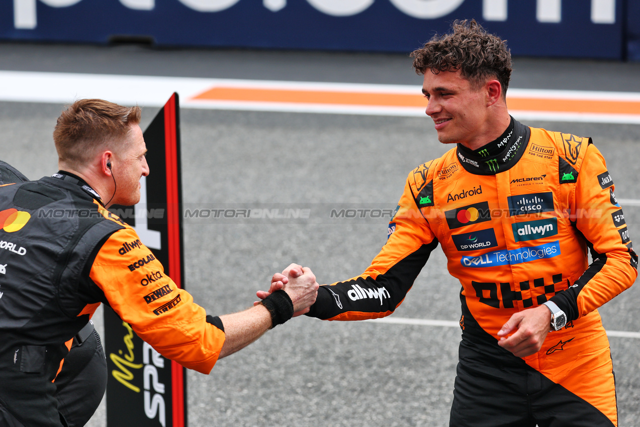 GP MIAMI, Gara winner Lando Norris (GBR) McLaren celebrates in Sprint parc ferme with the team.

03.05.2025. Formula 1 World Championship, Rd 6, Miami Grand Prix, Miami, Florida, USA, Sprint e Qualifiche Day.

- www.xpbimages.com, EMail: requests@xpbimages.com © Copyright: Batchelor / XPB Images