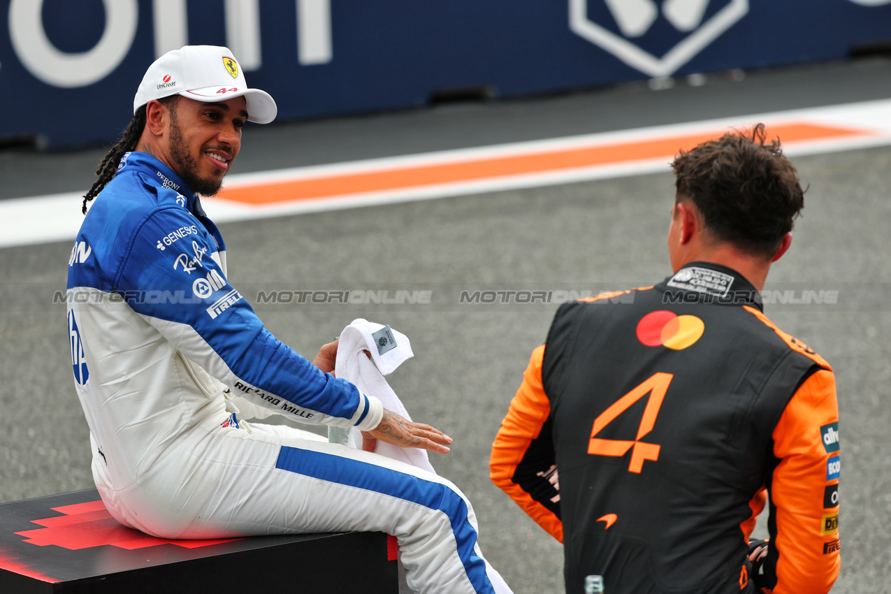 GP MIAMI, (L to R): third placed Lewis Hamilton (GBR) Ferrari in Sprint parc ferme with winner Lando Norris (GBR) McLaren.

03.05.2025. Formula 1 World Championship, Rd 6, Miami Grand Prix, Miami, Florida, USA, Sprint e Qualifiche Day.

- www.xpbimages.com, EMail: requests@xpbimages.com © Copyright: Batchelor / XPB Images