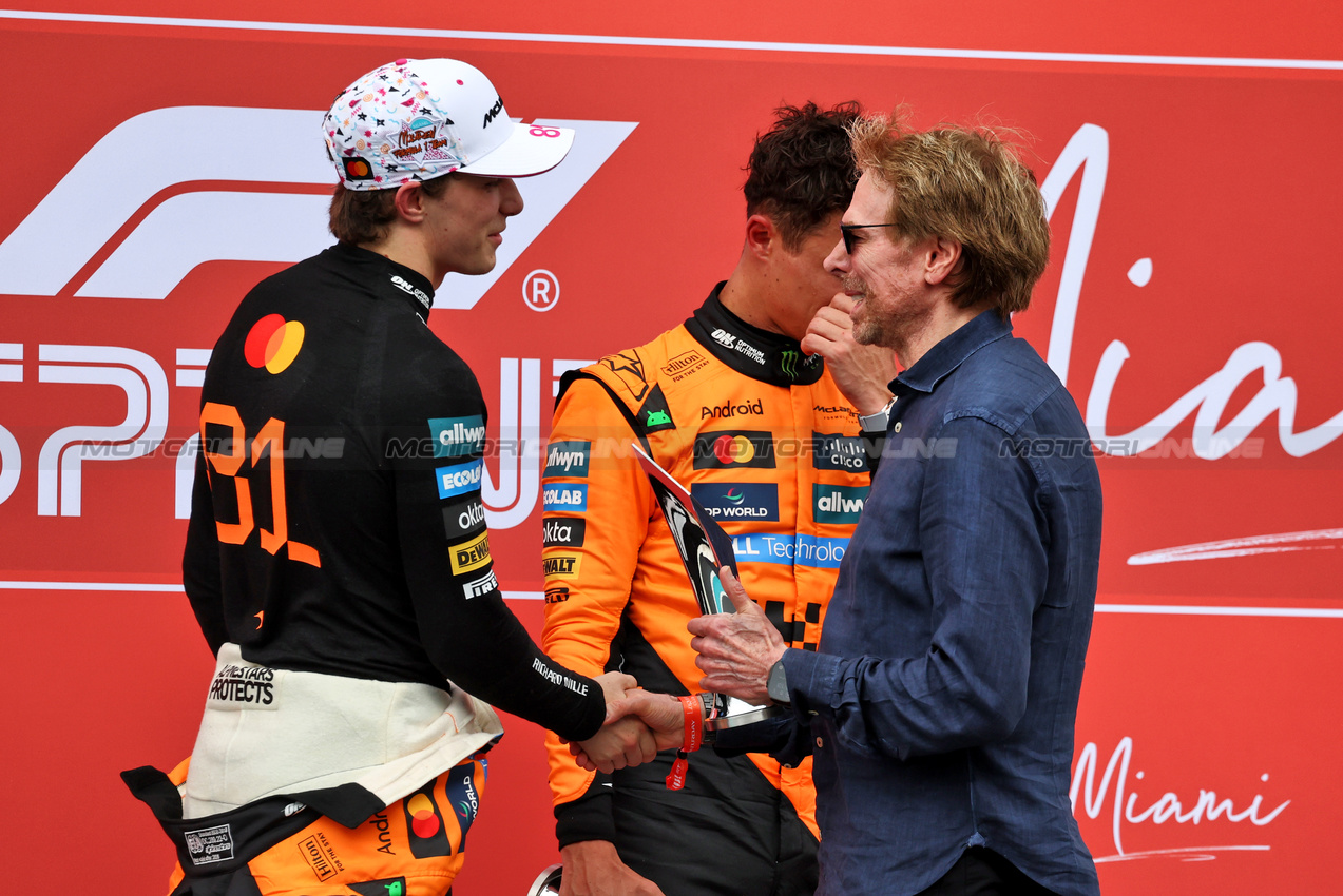 GP MIAMI, (L to R): Oscar Piastri (AUS) McLaren celebrates his second position in Sprint parc ferme with Jerry Bruckheimer (USA) Film Producer.

03.05.2025. Formula 1 World Championship, Rd 6, Miami Grand Prix, Miami, Florida, USA, Sprint e Qualifiche Day.

- www.xpbimages.com, EMail: requests@xpbimages.com © Copyright: Moy / XPB Images