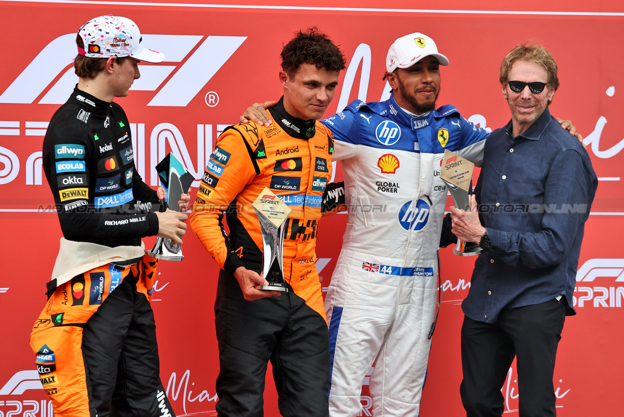 GP MIAMI, Sprint parc ferme top three (L to R): Oscar Piastri (AUS) McLaren, second; Lando Norris (GBR) McLaren, vincitore; Lewis Hamilton (GBR) Ferrari, third; Jerry Bruckheimer (USA) Film Producer.

03.05.2025. Formula 1 World Championship, Rd 6, Miami Grand Prix, Miami, Florida, USA, Sprint e Qualifiche Day.

- www.xpbimages.com, EMail: requests@xpbimages.com © Copyright: Moy / XPB Images
