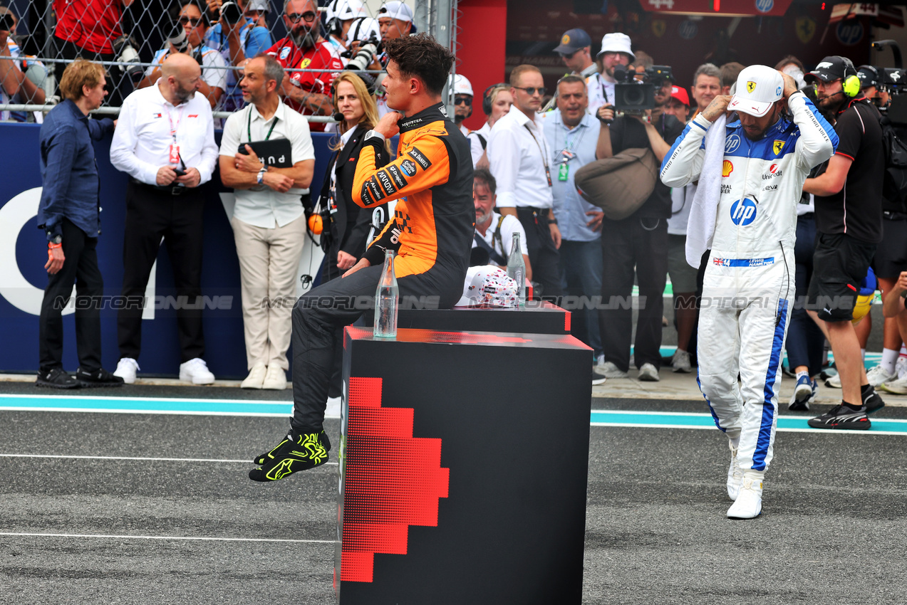 GP MIAMI, (L to R): Sprint winner Lando Norris (GBR) McLaren in parc ferme with third placed Lewis Hamilton (GBR) Ferrari.

03.05.2025. Formula 1 World Championship, Rd 6, Miami Grand Prix, Miami, Florida, USA, Sprint e Qualifiche Day.

- www.xpbimages.com, EMail: requests@xpbimages.com © Copyright: Bearne / XPB Images