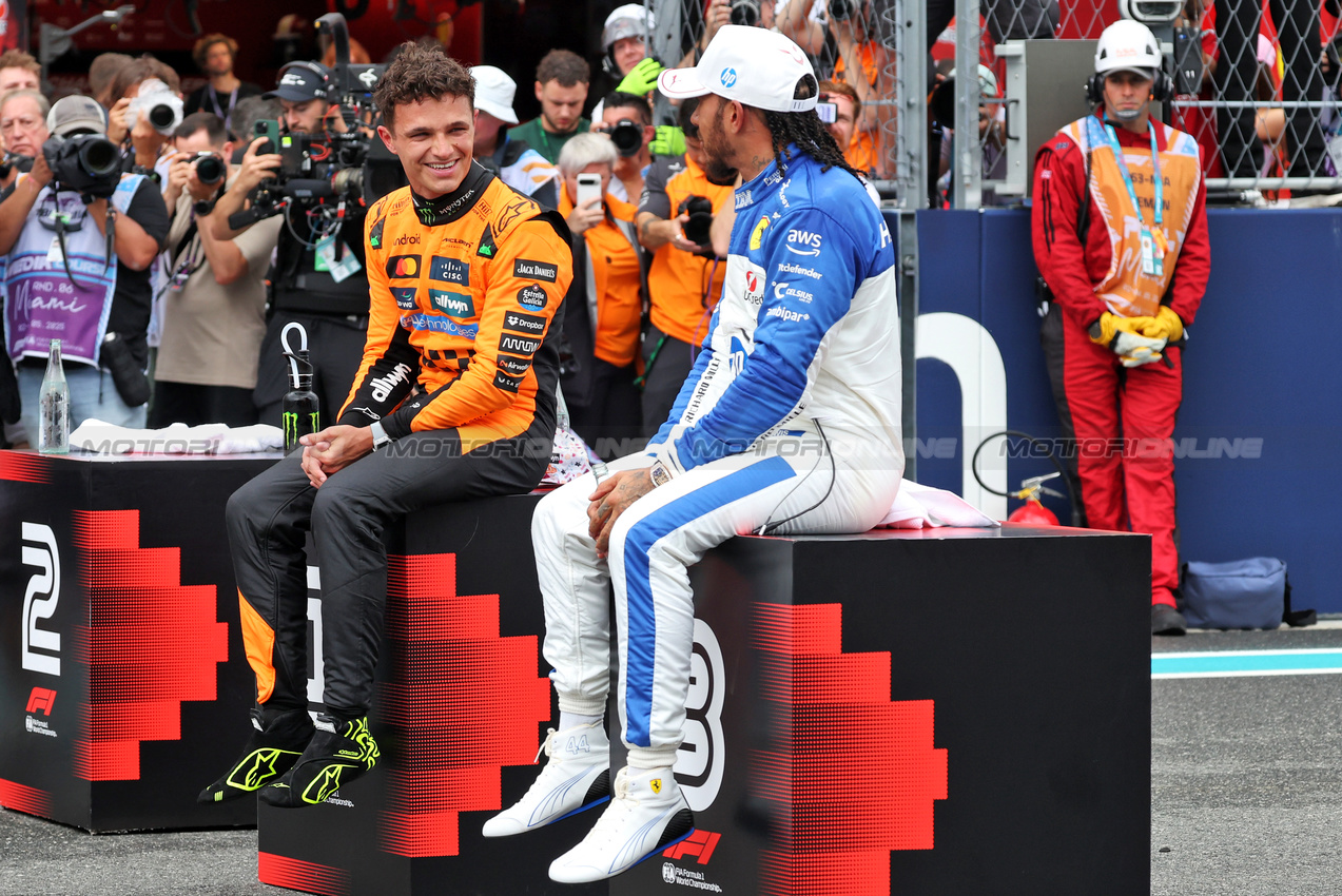 GP MIAMI, (L to R): Sprint winner Lando Norris (GBR) McLaren in parc ferme with third placed Lewis Hamilton (GBR) Ferrari. 

03.05.2025. Formula 1 World Championship, Rd 6, Miami Grand Prix, Miami, Florida, USA, Sprint e Qualifiche Day.

- www.xpbimages.com, EMail: requests@xpbimages.com © Copyright: Bearne / XPB Images