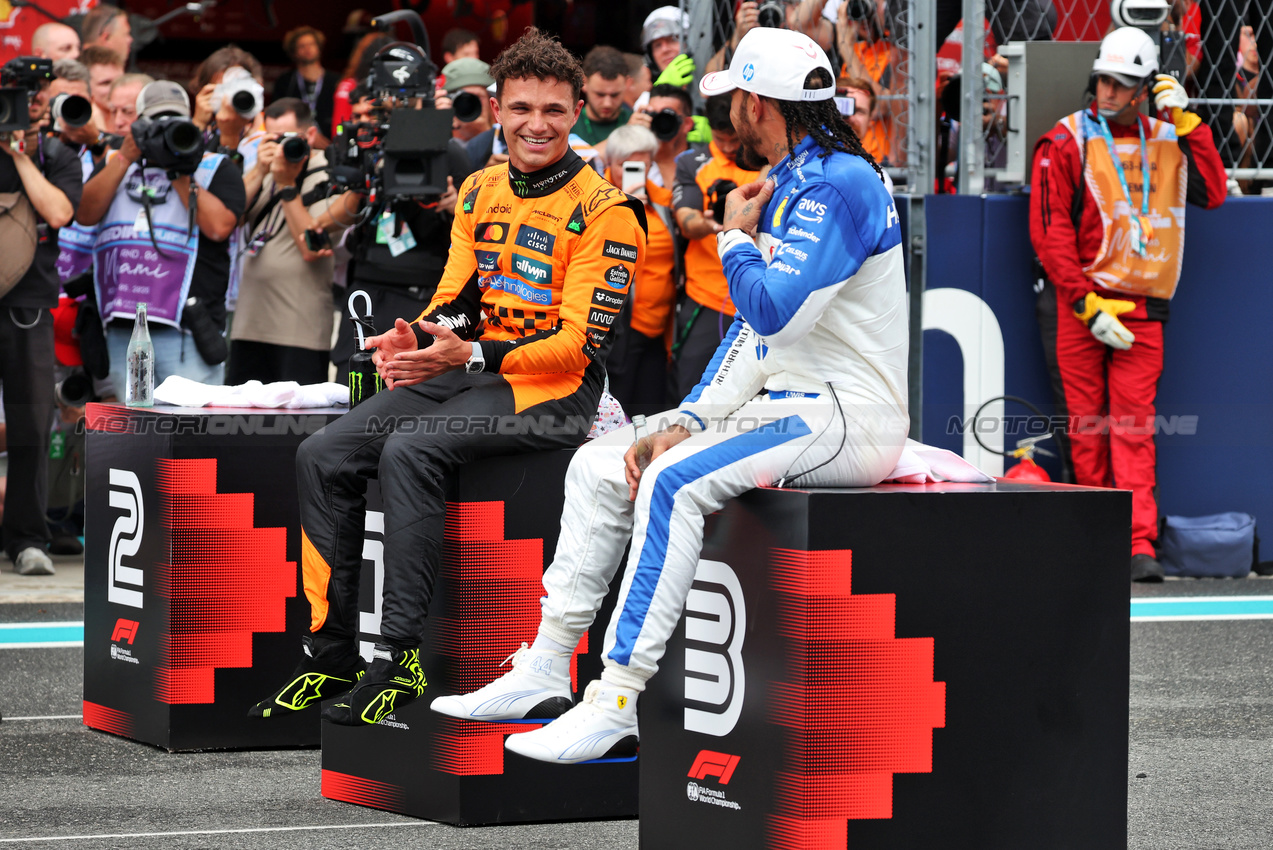 GP MIAMI, (L to R): Sprint winner Lando Norris (GBR) McLaren in parc ferme with third placed Lewis Hamilton (GBR) Ferrari. 

03.05.2025. Formula 1 World Championship, Rd 6, Miami Grand Prix, Miami, Florida, USA, Sprint e Qualifiche Day.

- www.xpbimages.com, EMail: requests@xpbimages.com © Copyright: Bearne / XPB Images