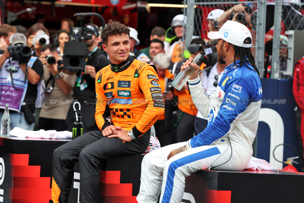 GP MIAMI, (L to R): Sprint winner Lando Norris (GBR) McLaren in parc ferme with third placed Lewis Hamilton (GBR) Ferrari. 

03.05.2025. Formula 1 World Championship, Rd 6, Miami Grand Prix, Miami, Florida, USA, Sprint e Qualifiche Day.

- www.xpbimages.com, EMail: requests@xpbimages.com © Copyright: Bearne / XPB Images