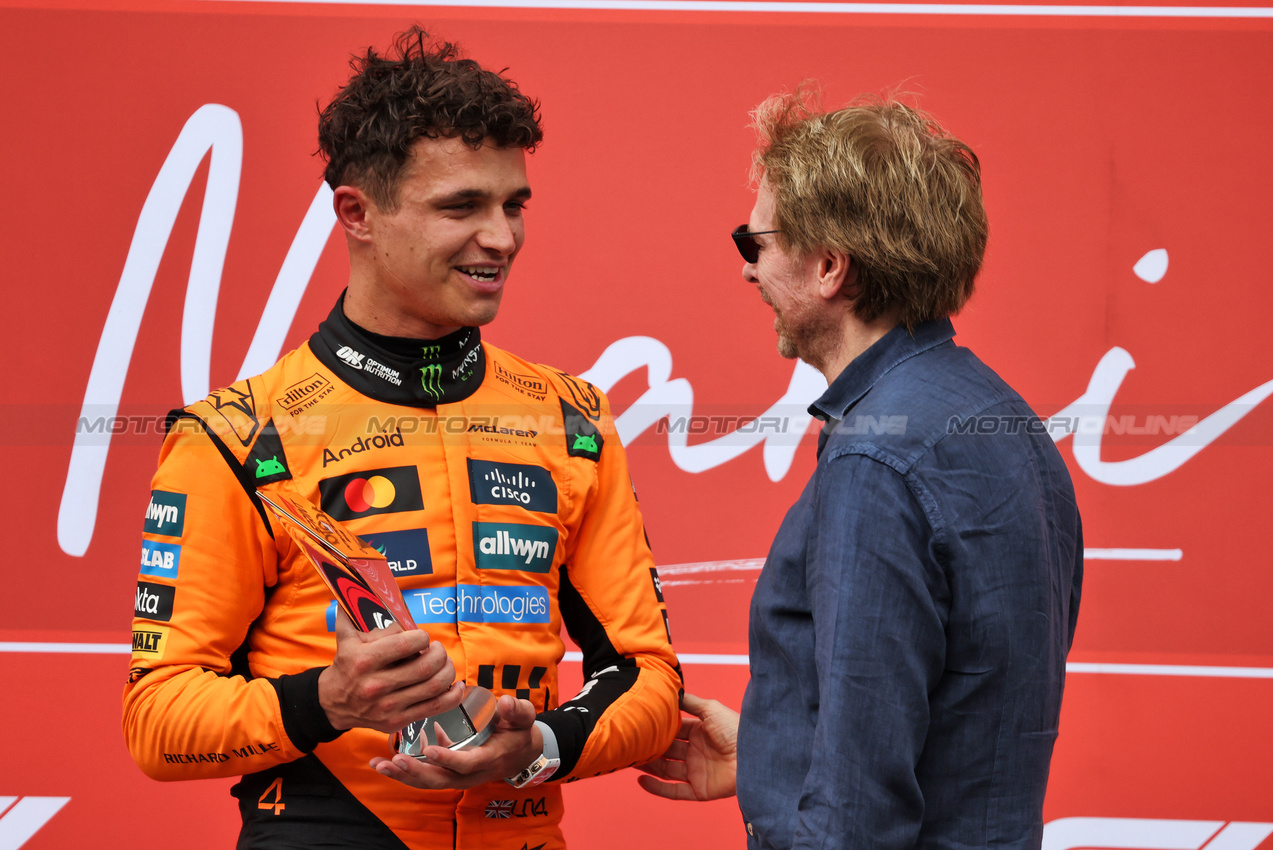 GP MIAMI, (L to R): vincitore Lando Norris (GBR) McLaren celebrates in Sprint parc ferme with Jerry Bruckheimer (USA) Film Producer.

03.05.2025. Formula 1 World Championship, Rd 6, Miami Grand Prix, Miami, Florida, USA, Sprint e Qualifiche Day.

- www.xpbimages.com, EMail: requests@xpbimages.com © Copyright: Bearne / XPB Images