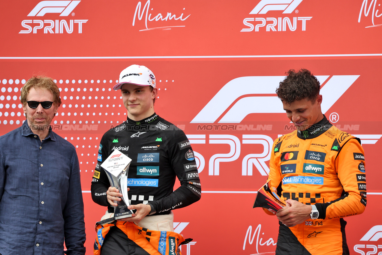 GP MIAMI, (L to R): Jerry Bruckheimer (USA) Film Producer in Sprint parc ferme with second placed Oscar Piastri (AUS) McLaren e vincitore Lando Norris (GBR) McLaren.

03.05.2025. Formula 1 World Championship, Rd 6, Miami Grand Prix, Miami, Florida, USA, Sprint e Qualifiche Day.

- www.xpbimages.com, EMail: requests@xpbimages.com © Copyright: Bearne / XPB Images
