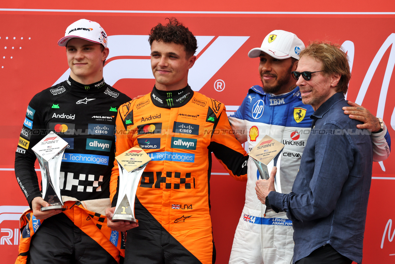 GP MIAMI, Sprint parc ferme top three (L to R): Oscar Piastri (AUS) McLaren, second; Lando Norris (GBR) McLaren, vincitore; Lewis Hamilton (GBR) Ferrari, third; Jerry Bruckheimer (USA) Film Producer.

03.05.2025. Formula 1 World Championship, Rd 6, Miami Grand Prix, Miami, Florida, USA, Sprint e Qualifiche Day.

- www.xpbimages.com, EMail: requests@xpbimages.com © Copyright: Bearne / XPB Images
