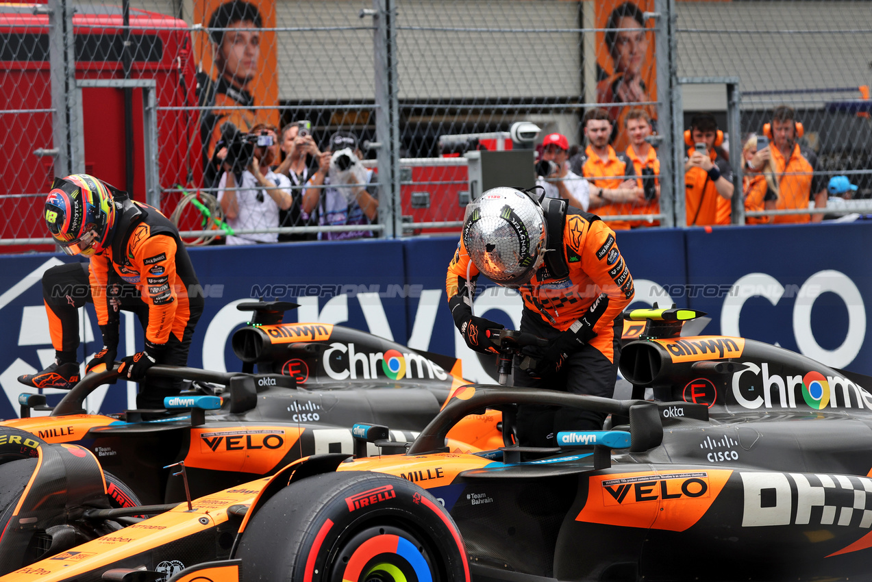 GP MIAMI, Gara winner Lando Norris (GBR) McLaren MCL39 in Sprint parc ferme with second placed team mate Oscar Piastri (AUS) McLaren MCL39.

03.05.2025. Formula 1 World Championship, Rd 6, Miami Grand Prix, Miami, Florida, USA, Sprint e Qualifiche Day.

- www.xpbimages.com, EMail: requests@xpbimages.com © Copyright: Bearne / XPB Images