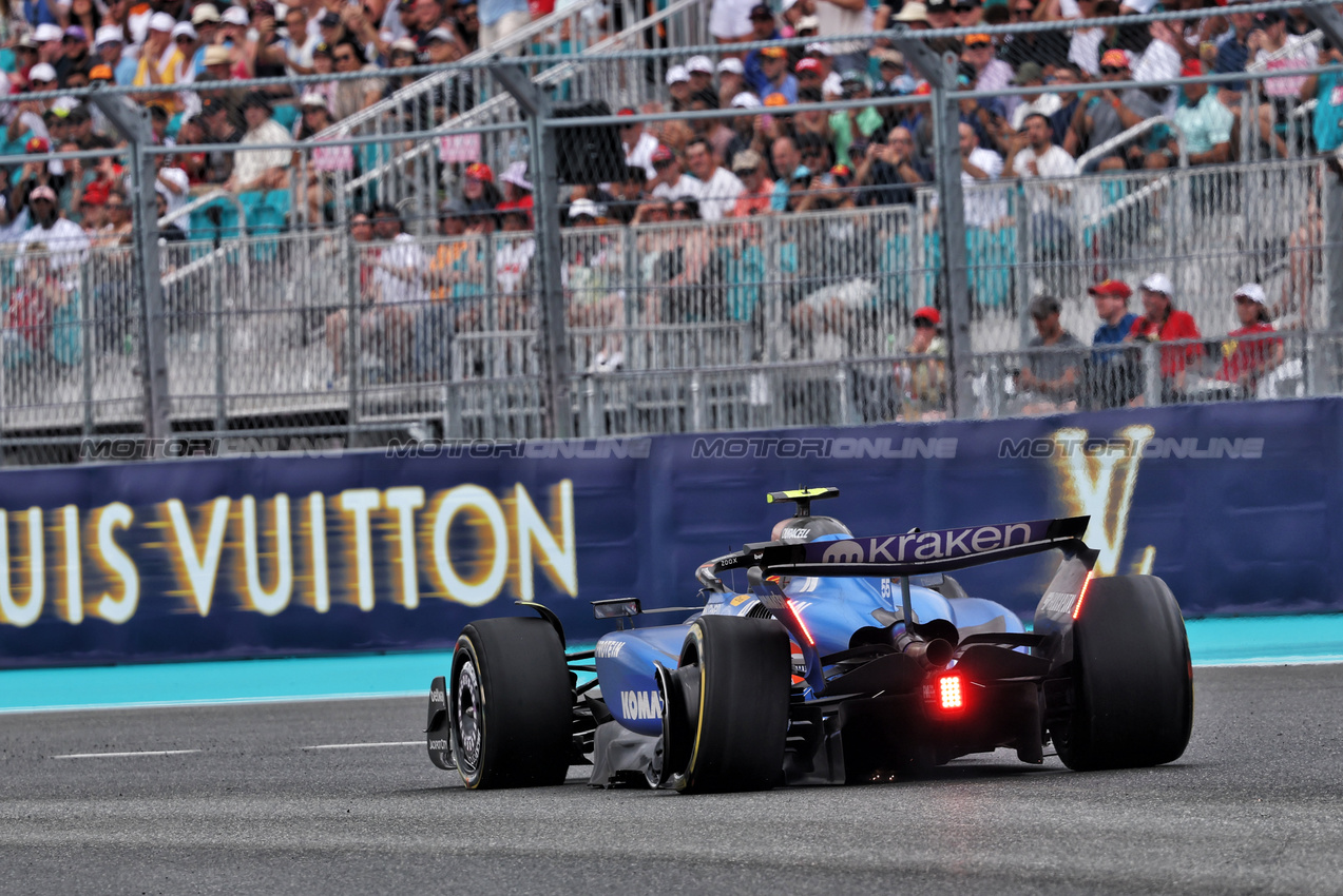 GP MIAMI, Carlos Sainz (ESP) Atlassian Williams Racing FW46 with a punctured rear wheel.

03.05.2025. Formula 1 World Championship, Rd 6, Miami Grand Prix, Miami, Florida, USA, Sprint e Qualifiche Day.

- www.xpbimages.com, EMail: requests@xpbimages.com © Copyright: Charniaux / XPB Images