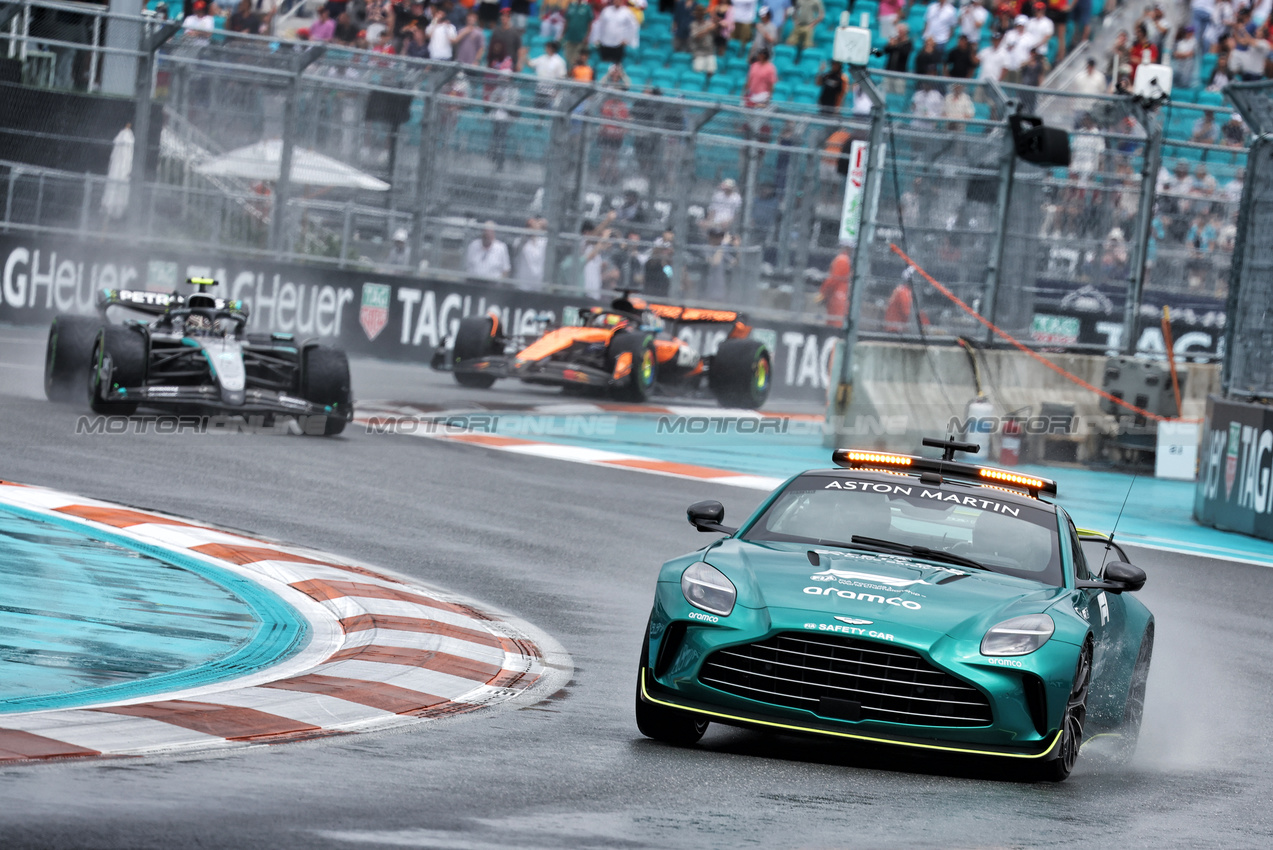 GP MIAMI, Andrea Kimi Antonelli (ITA) Mercedes AMG F1 W16 davanti a behind the Aston Martin FIA Safety Car.

03.05.2025. Formula 1 World Championship, Rd 6, Miami Grand Prix, Miami, Florida, USA, Sprint e Qualifiche Day.

- www.xpbimages.com, EMail: requests@xpbimages.com © Copyright: Bearne / XPB Images
