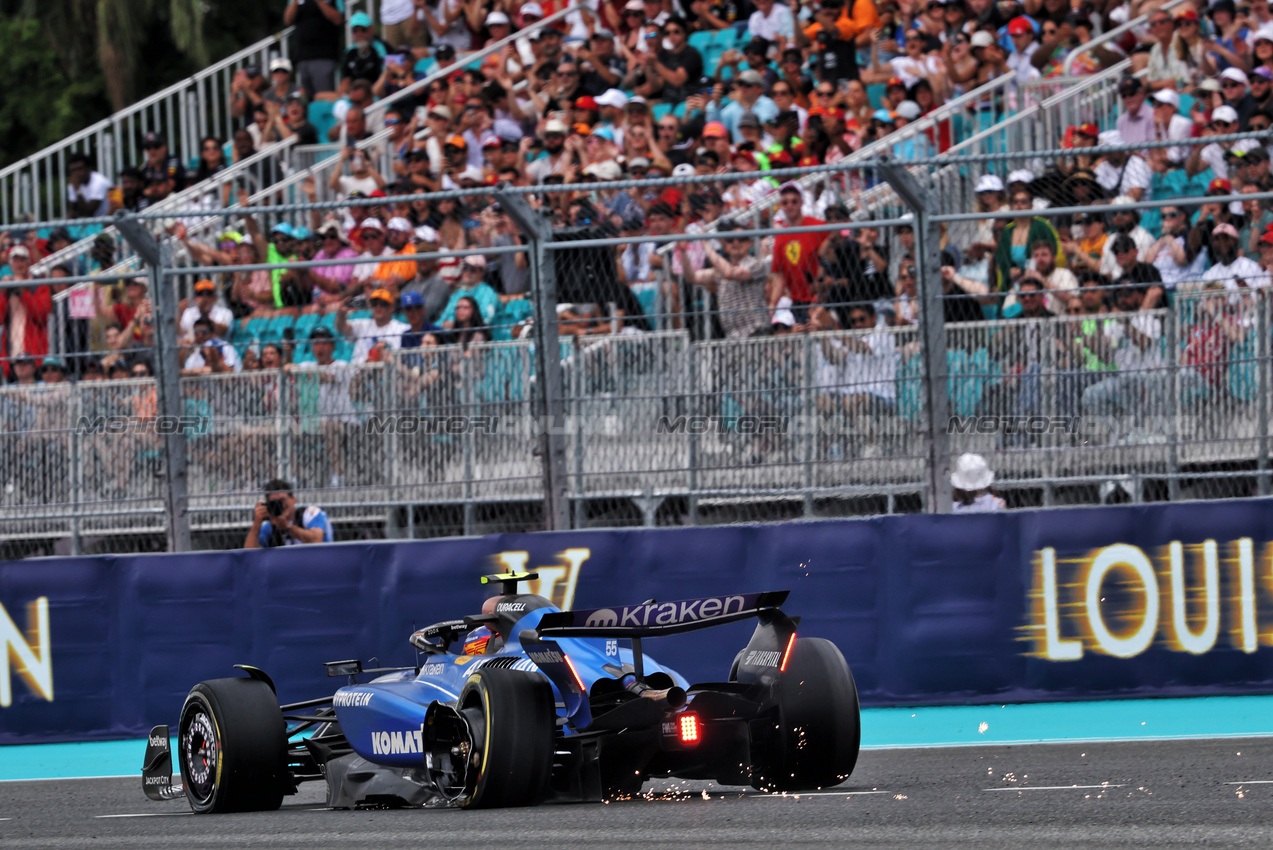 GP MIAMI, Carlos Sainz (ESP) Atlassian Williams Racing FW46 with a punctured rear wheel.

03.05.2025. Formula 1 World Championship, Rd 6, Miami Grand Prix, Miami, Florida, USA, Sprint e Qualifiche Day.

- www.xpbimages.com, EMail: requests@xpbimages.com © Copyright: Charniaux / XPB Images