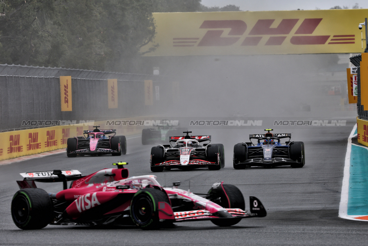 GP MIAMI, Esteban Ocon (FRA) Haas VF-25 e Carlos Sainz (ESP) Atlassian Williams Racing FW46 battle for position.

03.05.2025. Formula 1 World Championship, Rd 6, Miami Grand Prix, Miami, Florida, USA, Sprint e Qualifiche Day.

- www.xpbimages.com, EMail: requests@xpbimages.com © Copyright: Charniaux / XPB Images