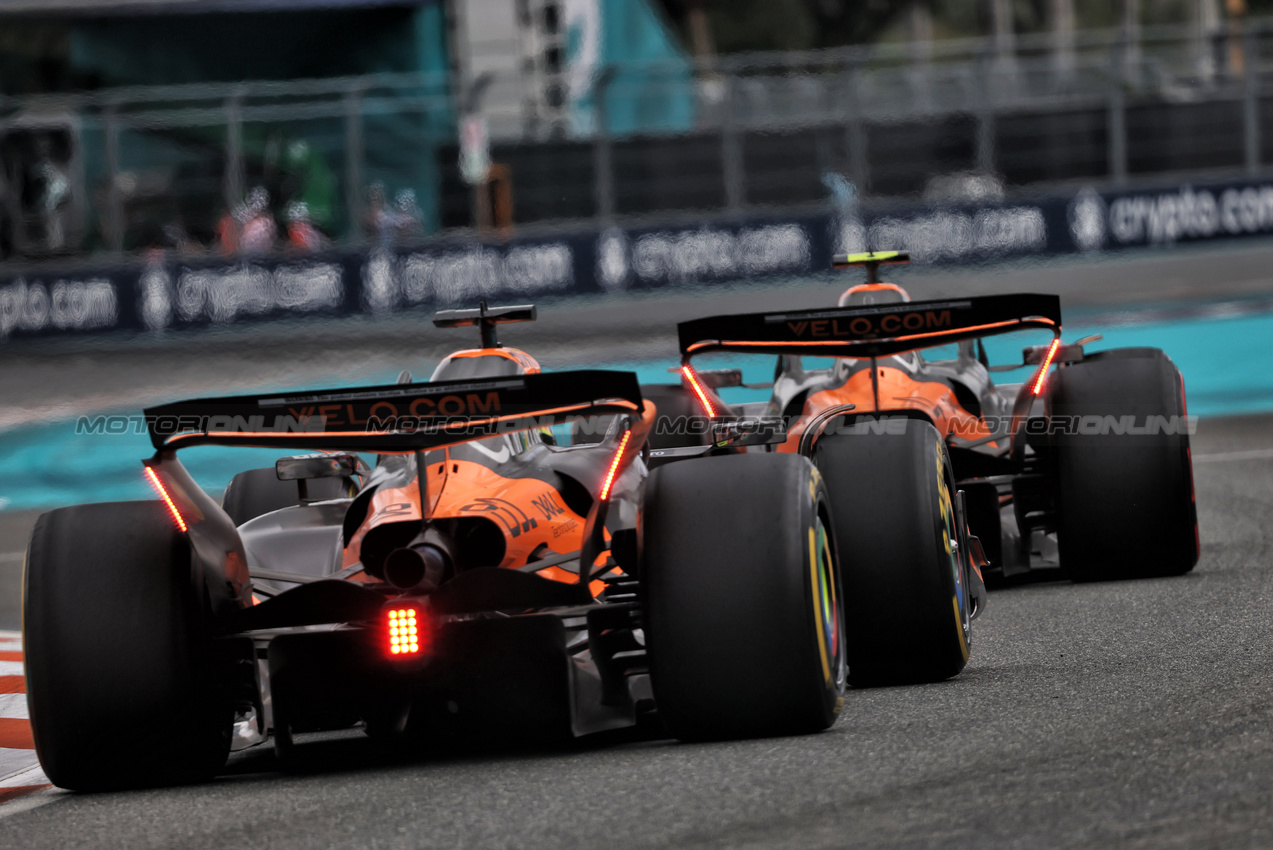 GP MIAMI, Lando Norris (GBR) McLaren MCL39 davanti a team mate Oscar Piastri (AUS) McLaren MCL39.

03.05.2025. Formula 1 World Championship, Rd 6, Miami Grand Prix, Miami, Florida, USA, Sprint e Qualifiche Day.

- www.xpbimages.com, EMail: requests@xpbimages.com © Copyright: Charniaux / XPB Images