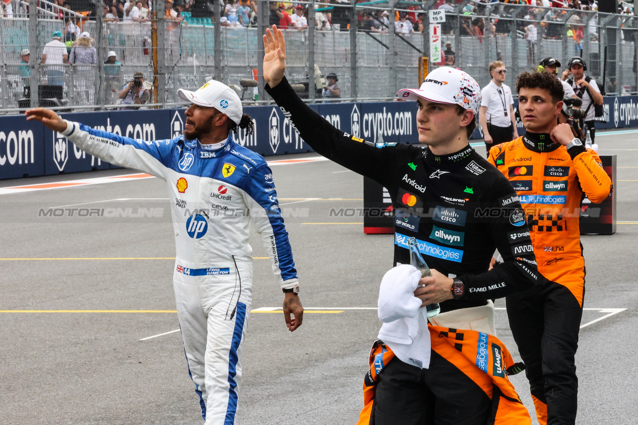 GP MIAMI, Oscar Piastri (AUS), McLaren, Lewis Hamilton (GBR), Ferrari e Lando Norris (GBR), McLaren F1 Team 
03.05.2025. Formula 1 World Championship, Rd 6, Miami Grand Prix, Miami, Florida, USA, Sprint e Qualifiche Day.
- www.xpbimages.com, EMail: requests@xpbimages.com © Copyright: Charniaux / XPB Images