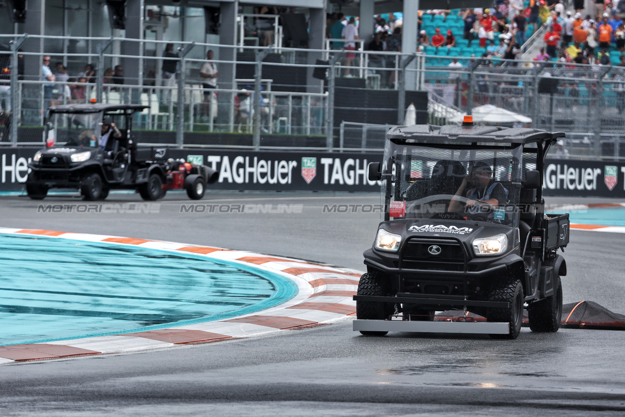 GP MIAMI, Circuit driers are used to try to dry the circuit during a red flag in Sprint. 

03.05.2025. Formula 1 World Championship, Rd 6, Miami Grand Prix, Miami, Florida, USA, Sprint e Qualifiche Day.

- www.xpbimages.com, EMail: requests@xpbimages.com © Copyright: Bearne / XPB Images
