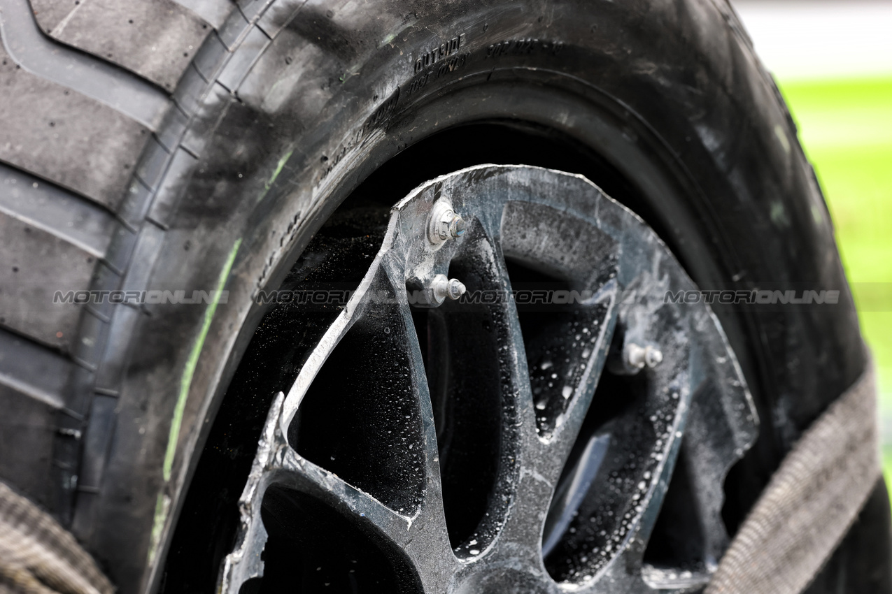 GP MIAMI, Charles Leclerc (MON) Ferrari SF-25 - damaged wheel after he crashed before Sprint.

03.05.2025. Formula 1 World Championship, Rd 6, Miami Grand Prix, Miami, Florida, USA, Sprint e Qualifiche Day.

- www.xpbimages.com, EMail: requests@xpbimages.com © Copyright: Charniaux / XPB Images