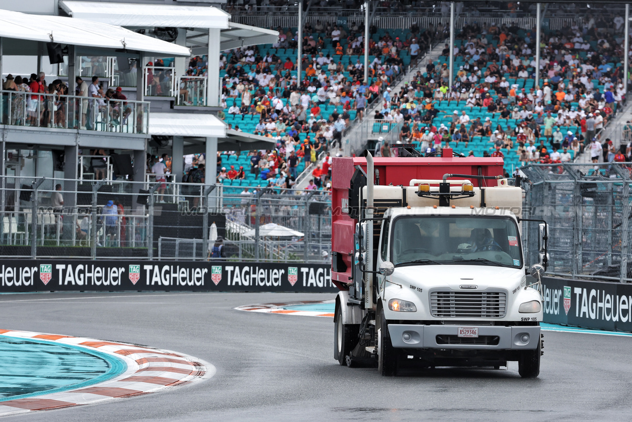 GP MIAMI, Circuit driers are used to try to dry the circuit during a red flag in Sprint. 

03.05.2025. Formula 1 World Championship, Rd 6, Miami Grand Prix, Miami, Florida, USA, Sprint e Qualifiche Day.

- www.xpbimages.com, EMail: requests@xpbimages.com © Copyright: Bearne / XPB Images