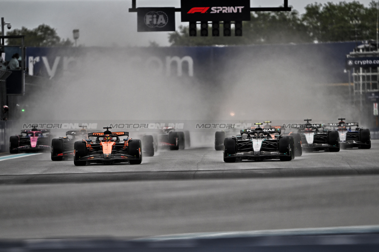 GP MIAMI, Oscar Piastri (AUS) McLaren MCL39 passes Andrea Kimi Antonelli (ITA) Mercedes AMG F1 W16 at the partenza of Sprint.

03.05.2025. Formula 1 World Championship, Rd 6, Miami Grand Prix, Miami, Florida, USA, Sprint e Qualifiche Day.

- www.xpbimages.com, EMail: requests@xpbimages.com © Copyright: Price / XPB Images
