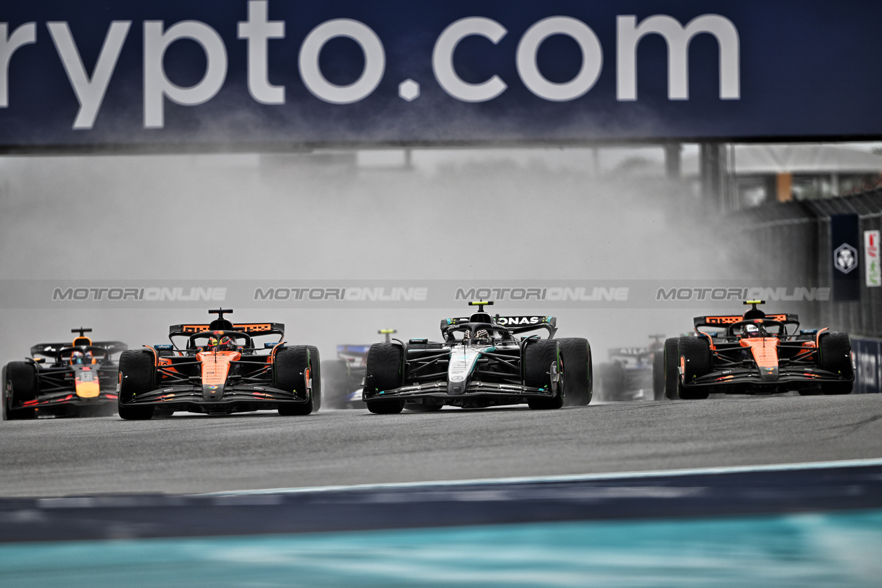 GP MIAMI, Oscar Piastri (AUS) McLaren MCL39 passes Andrea Kimi Antonelli (ITA) Mercedes AMG F1 W16 at the partenza of Sprint.

03.05.2025. Formula 1 World Championship, Rd 6, Miami Grand Prix, Miami, Florida, USA, Sprint e Qualifiche Day.

- www.xpbimages.com, EMail: requests@xpbimages.com © Copyright: Price / XPB Images