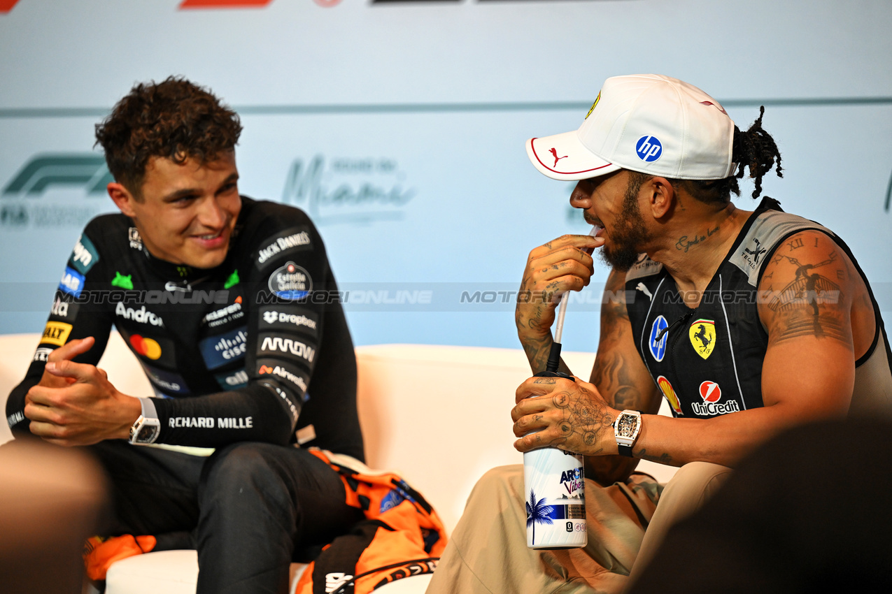GP MIAMI, (L to R): Lando Norris (GBR) McLaren e Lewis Hamilton (GBR) Ferrari in the post Sprint FIA Press Conference.

03.05.2025. Formula 1 World Championship, Rd 6, Miami Grand Prix, Miami, Florida, USA, Sprint e Qualifiche Day.

- www.xpbimages.com, EMail: requests@xpbimages.com © Copyright: Price / XPB Images
