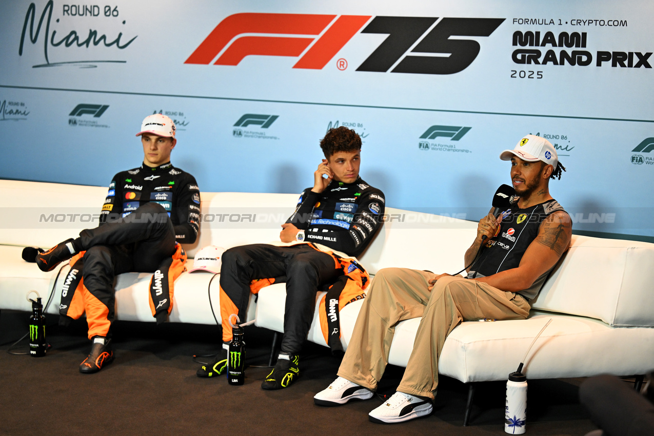 GP MIAMI, (L to R): Oscar Piastri (AUS) McLaren; Lando Norris (GBR) McLaren' e Lewis Hamilton (GBR) Ferrari in the post Sprint FIA Press Conference.

03.05.2025. Formula 1 World Championship, Rd 6, Miami Grand Prix, Miami, Florida, USA, Sprint e Qualifiche Day.

- www.xpbimages.com, EMail: requests@xpbimages.com © Copyright: Price / XPB Images