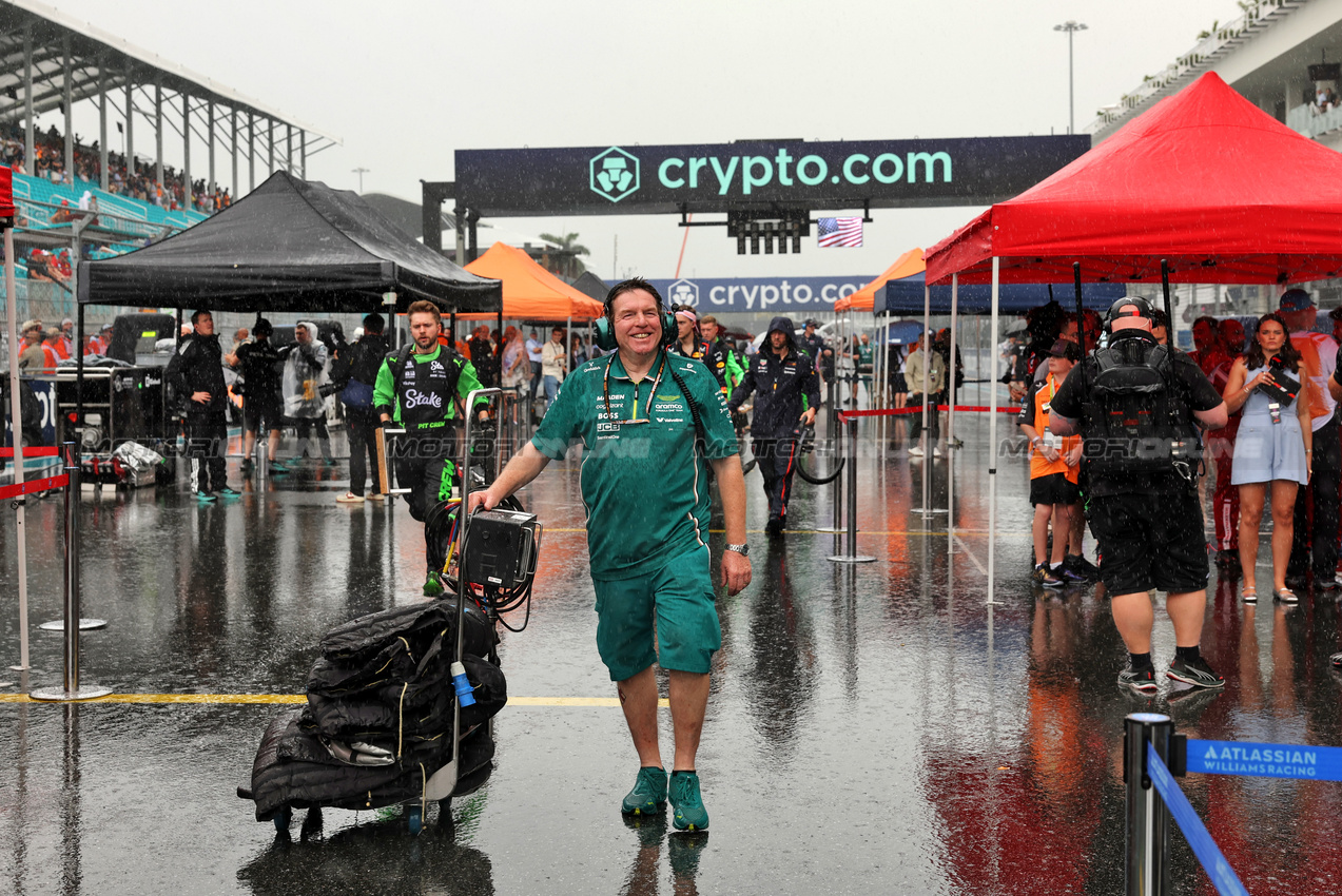GP MIAMI, Aston Martin F1 Team mechanic on the grid.

03.05.2025. Formula 1 World Championship, Rd 6, Miami Grand Prix, Miami, Florida, USA, Sprint e Qualifiche Day.

- www.xpbimages.com, EMail: requests@xpbimages.com © Copyright: Bearne / XPB Images