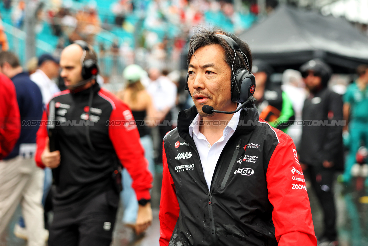 GP MIAMI, Ayao Komatsu (JPN) Haas F1 Team Principal on the grid.

03.05.2025. Formula 1 World Championship, Rd 6, Miami Grand Prix, Miami, Florida, USA, Sprint e Qualifiche Day.

- www.xpbimages.com, EMail: requests@xpbimages.com © Copyright: Bearne / XPB Images