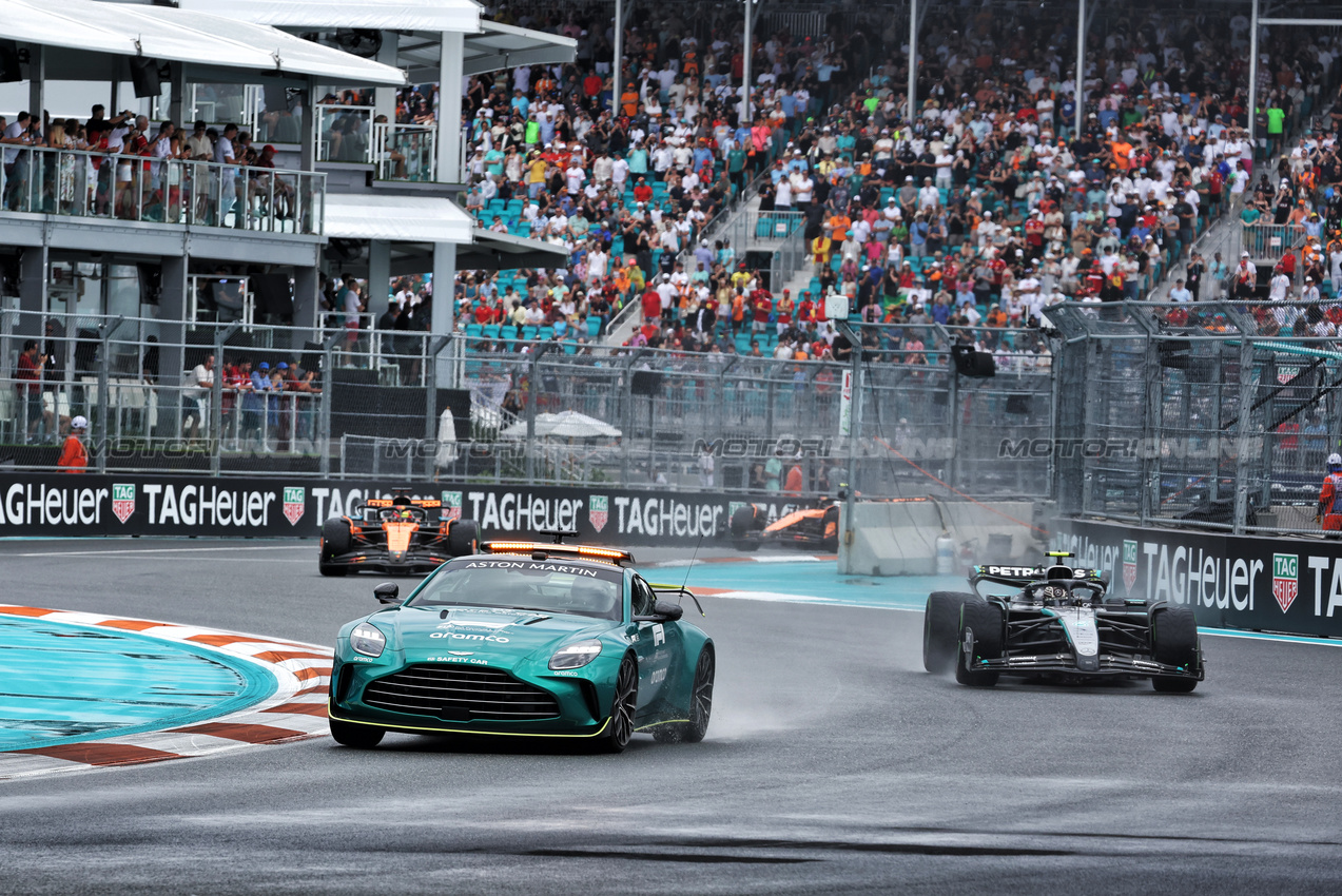 GP MIAMI, Andrea Kimi Antonelli (ITA) Mercedes AMG F1 W16 davanti a behind the Aston Martin FIA Safety Car.

03.05.2025. Formula 1 World Championship, Rd 6, Miami Grand Prix, Miami, Florida, USA, Sprint e Qualifiche Day.

- www.xpbimages.com, EMail: requests@xpbimages.com © Copyright: Bearne / XPB Images