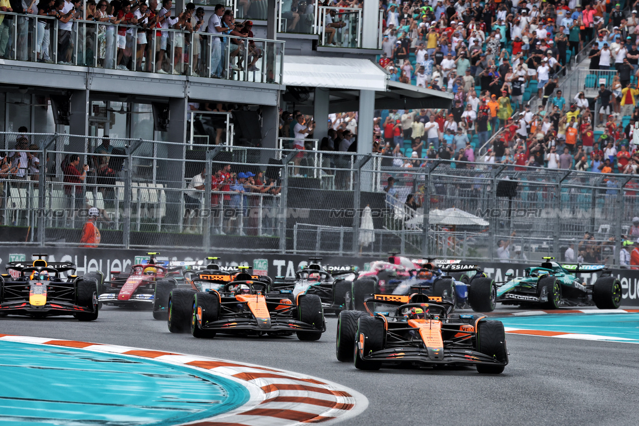 GP MIAMI, Oscar Piastri (AUS) McLaren MCL39 davanti a at the partenza of Sprint.

03.05.2025. Formula 1 World Championship, Rd 6, Miami Grand Prix, Miami, Florida, USA, Sprint e Qualifiche Day.

- www.xpbimages.com, EMail: requests@xpbimages.com © Copyright: Bearne / XPB Images