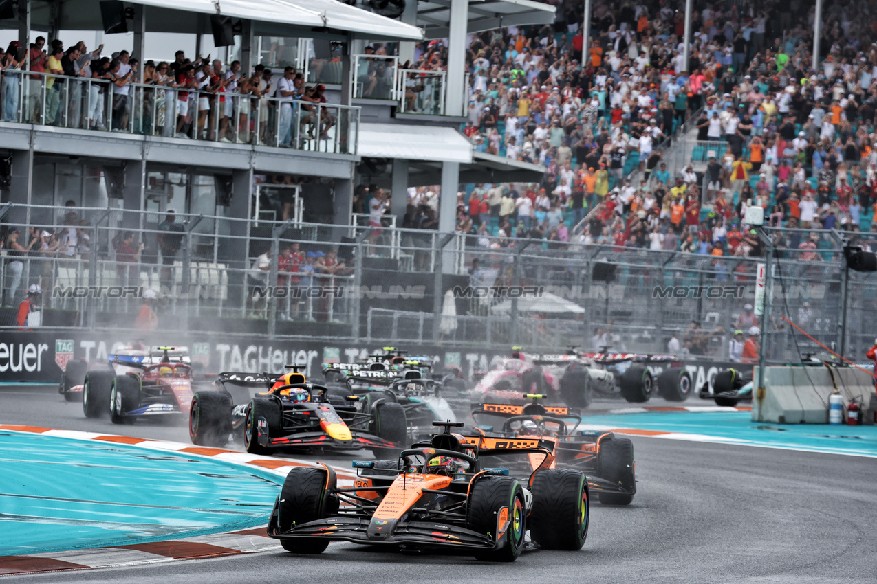 GP MIAMI, Oscar Piastri (AUS) McLaren MCL39 davanti a at the partenza of Sprint.

03.05.2025. Formula 1 World Championship, Rd 6, Miami Grand Prix, Miami, Florida, USA, Sprint e Qualifiche Day.

- www.xpbimages.com, EMail: requests@xpbimages.com © Copyright: Bearne / XPB Images