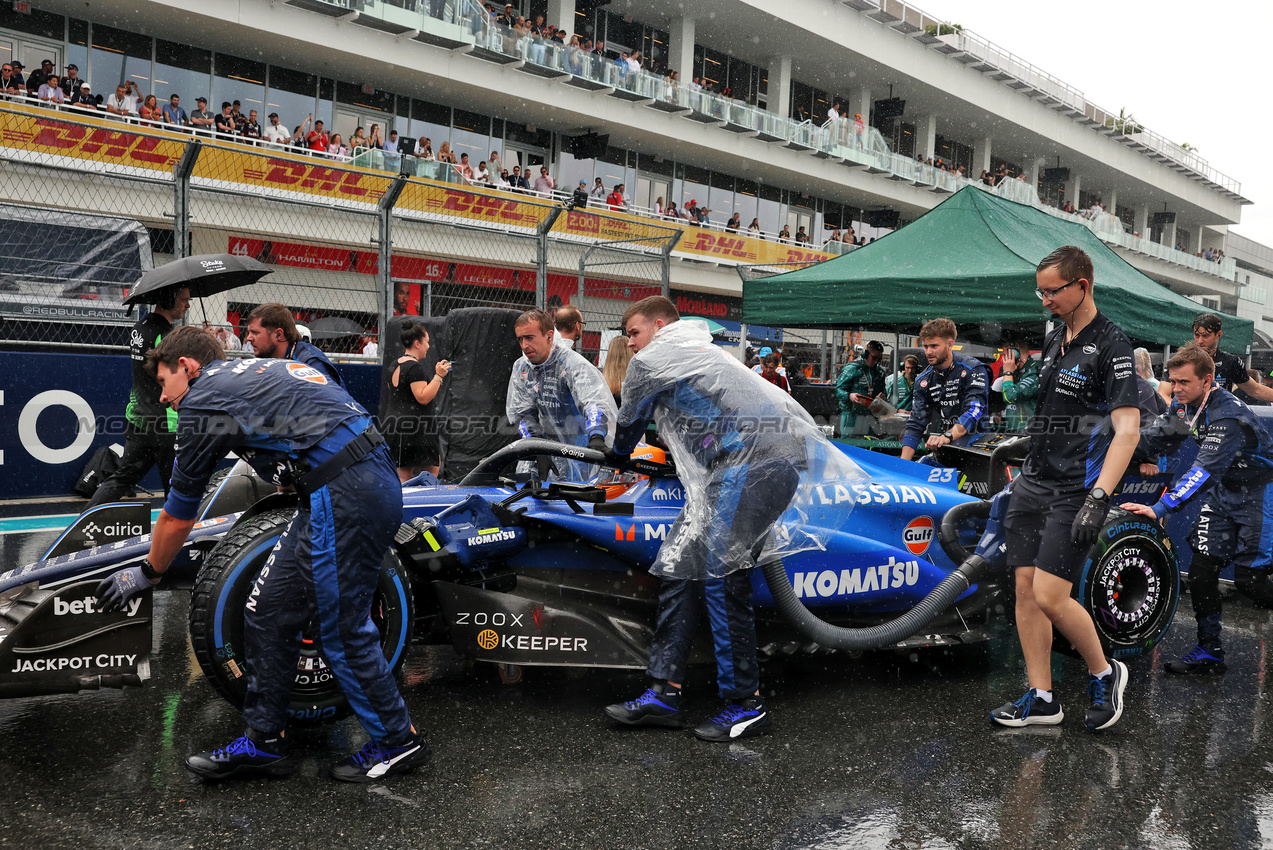 GP MIAMI, Alexander Albon (THA) Atlassian Williams Racing FW47 on the grid.

03.05.2025. Formula 1 World Championship, Rd 6, Miami Grand Prix, Miami, Florida, USA, Sprint e Qualifiche Day.

- www.xpbimages.com, EMail: requests@xpbimages.com © Copyright: Bearne / XPB Images